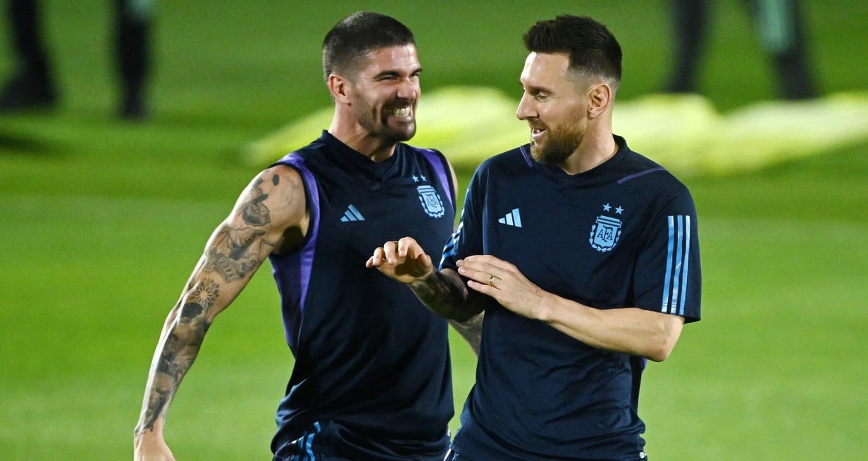 ¿Jugará De Paul?. En la práctica junto a su amigo Messi hubo momentos de bromas. Crédito: Reuters.