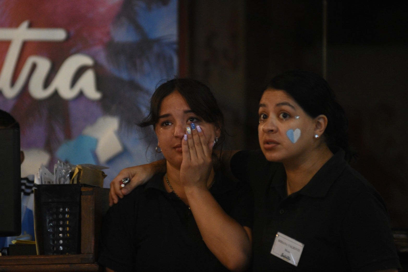 Mirando el partido de Argentina - Holanda en el bar Sumatra. Fotos: Manuel Fabatía