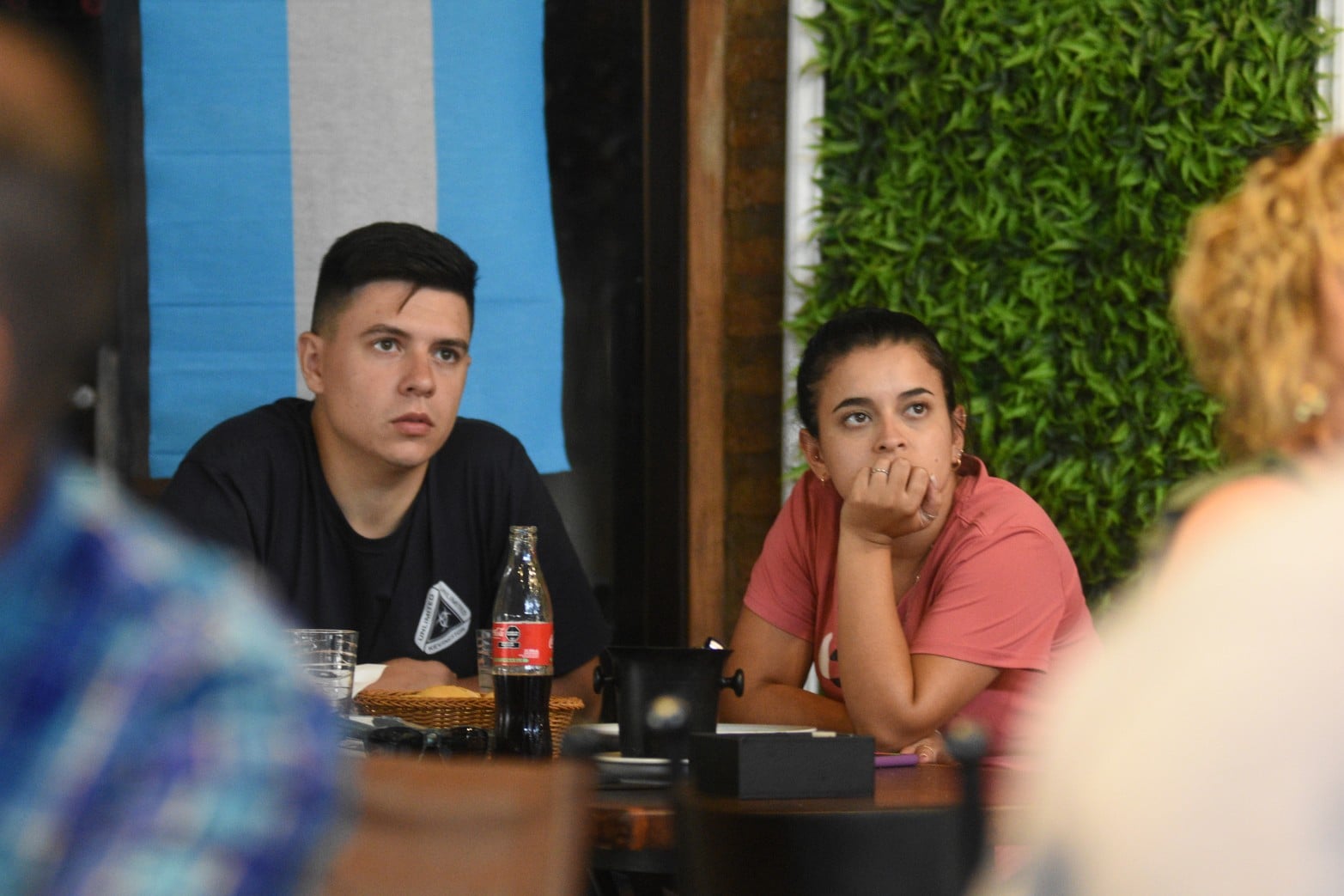 Mirando el partido de Argentina - Holanda en el bar Sumatra. Fotos: Manuel Fabatía