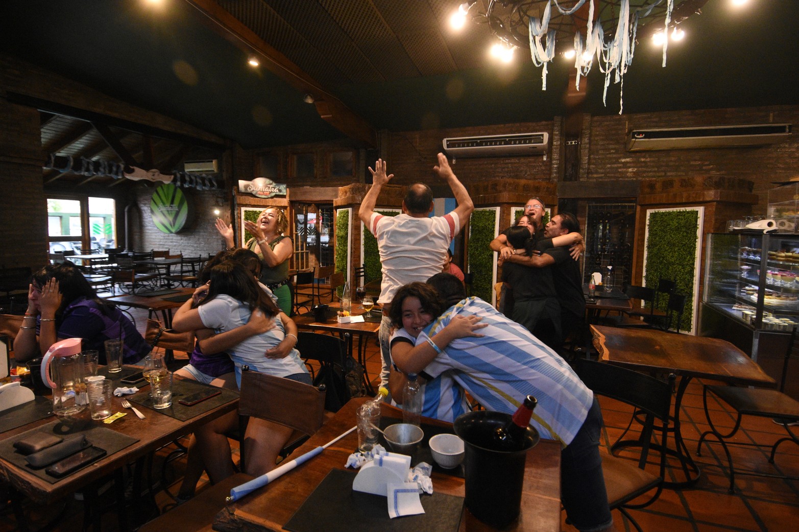 Mirando el partido de Argentina - Holanda en el bar Sumatra. Fotos: Manuel Fabatía