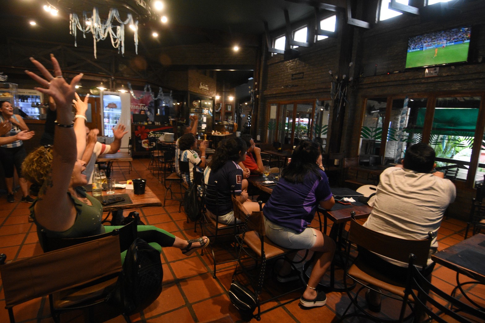 Mirando el partido de Argentina - Holanda en el bar Sumatra. Fotos: Manuel Fabatía