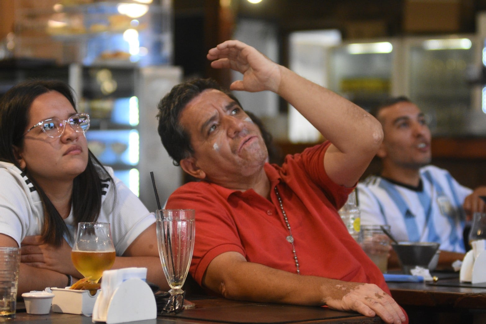 Mirando el partido de Argentina - Holanda en el bar Sumatra. Fotos: Manuel Fabatía