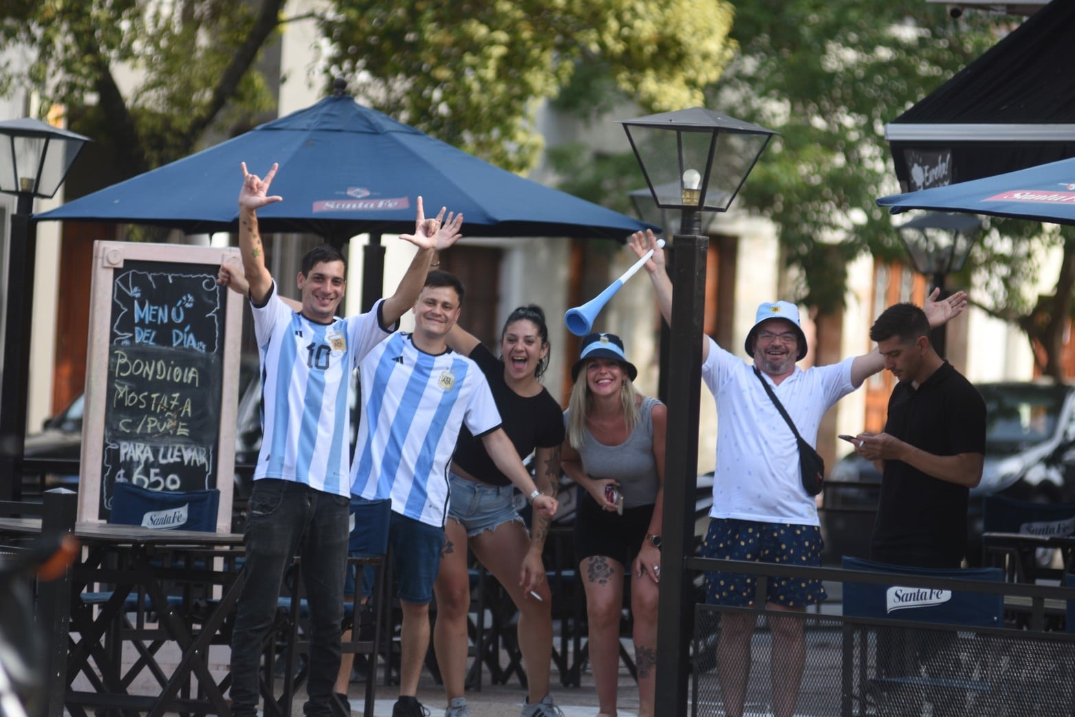 Mirando el partido de Argentina - Holanda en el bar Sumatra. Fotos: Manuel Fabatía