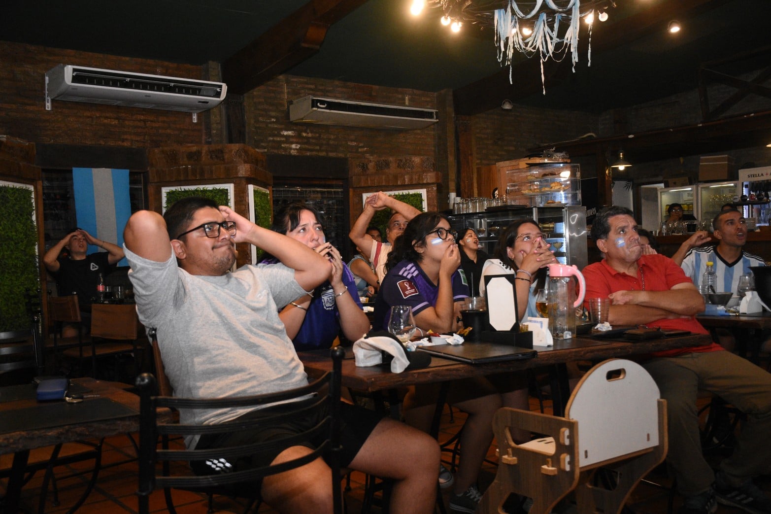 Mirando el partido de Argentina - Holanda en el bar Sumatra. Fotos: Manuel Fabatía