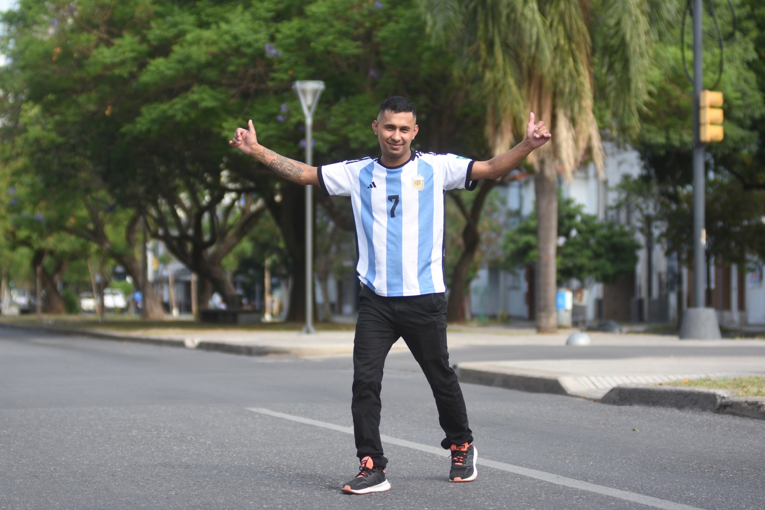 Mirando el partido de Argentina - Holanda en el bar Sumatra. Fotos: Manuel Fabatía