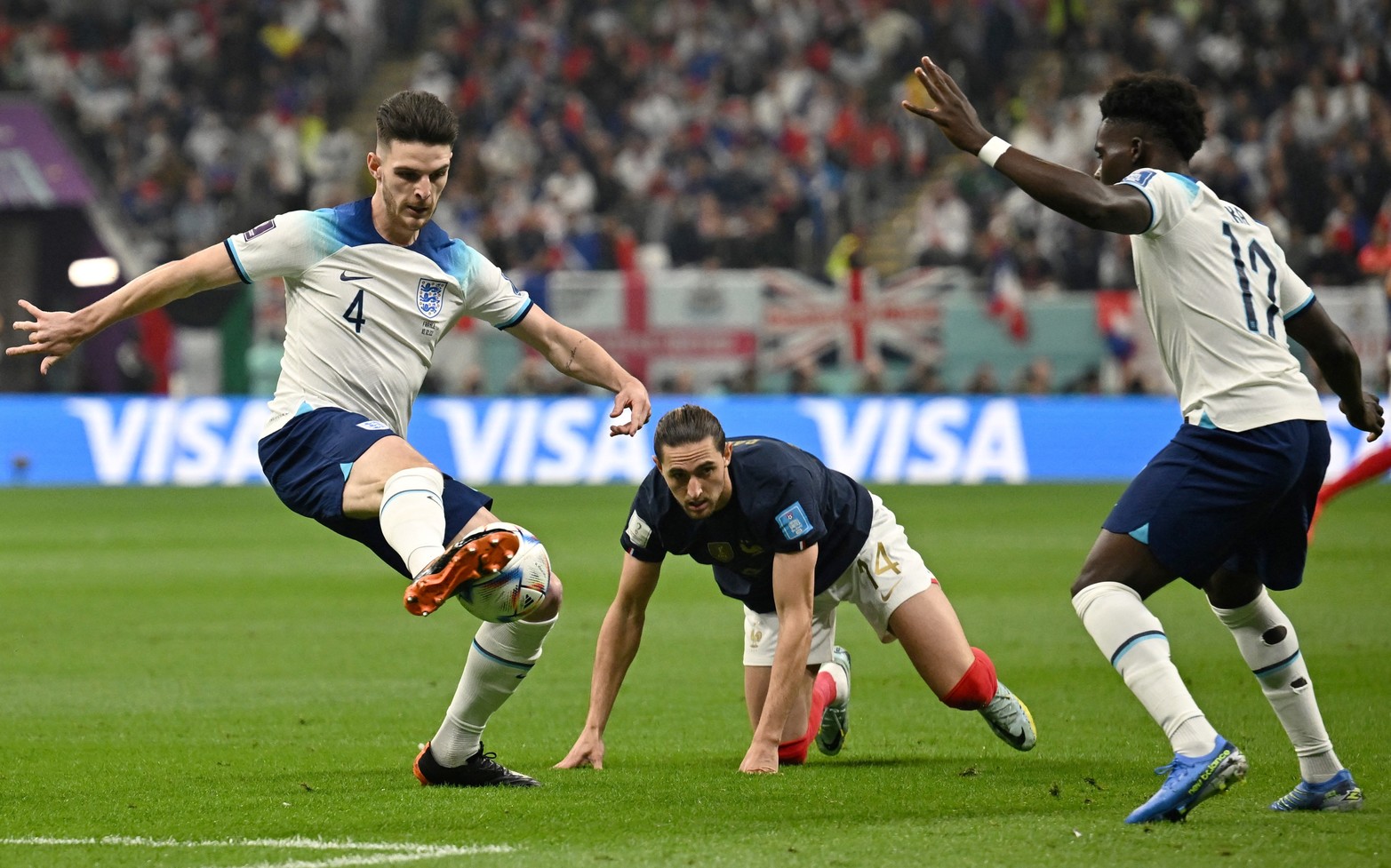 Por cuartos de final, Inglaterra y Francia disputan el encuentro en la Copa del Mundo de fútbol.