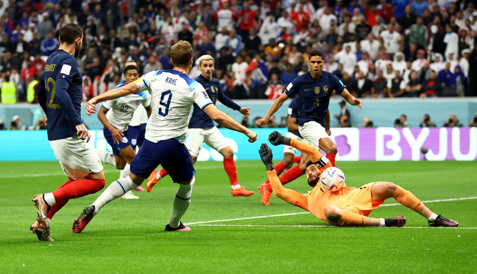 Por cuartos de final, Inglaterra y Francia disputan el encuentro en la Copa del Mundo de fútbol.