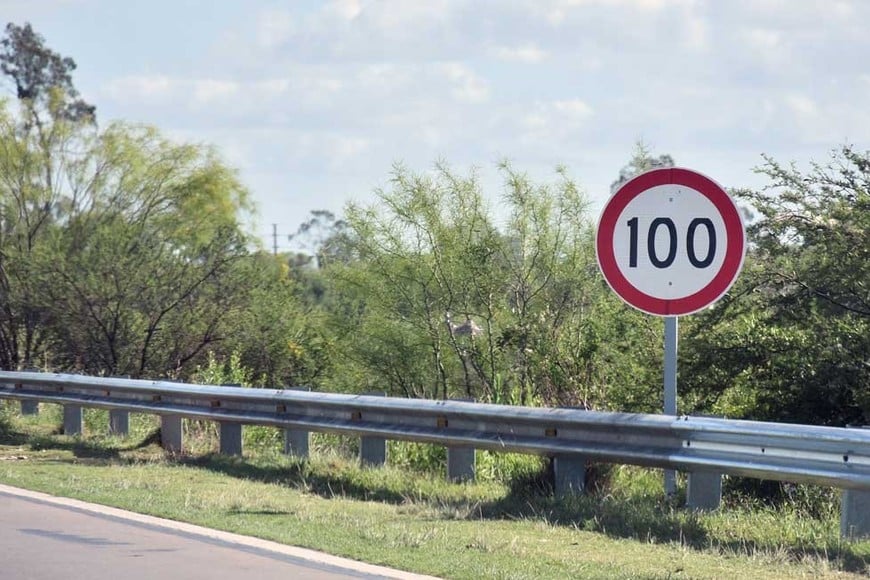 Máxima 100 Km/H. Entre Gorostiaga y el empalme con Ruta 11. Crédito: Flavio Raina