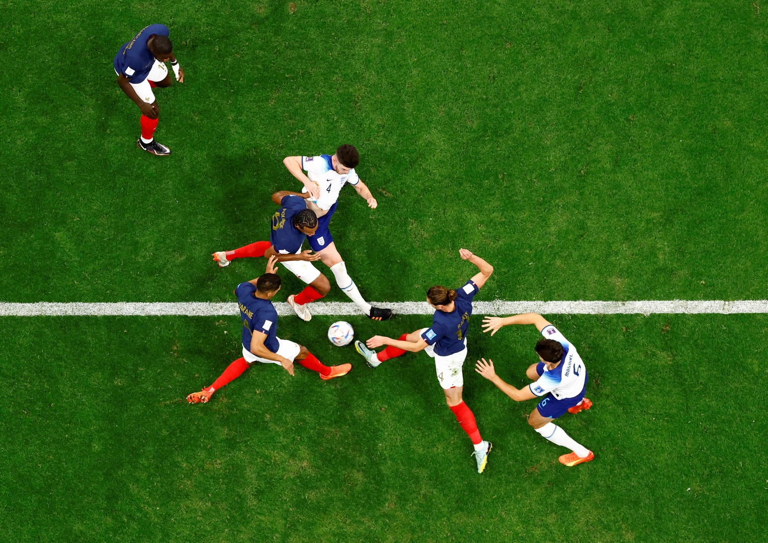 Por cuartos de final, Inglaterra y Francia disputan el encuentro en la Copa del Mundo de fútbol.