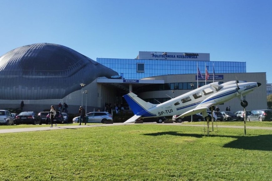 Edificio central de la Universidad Tecnológica de Rzeszów (Polonia).