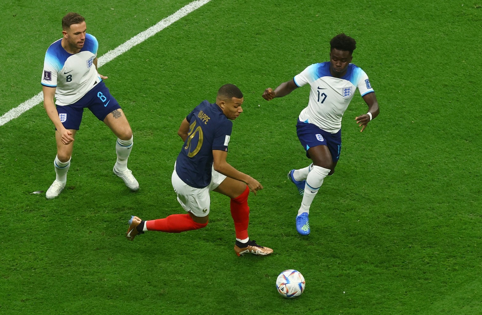 Por cuartos de final, Inglaterra y Francia disputan el encuentro en la Copa del Mundo de fútbol.