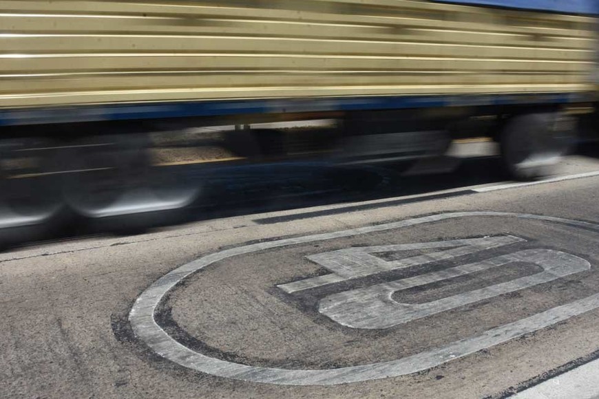 Máxima 40 Km/H. Rulo entre Varadero Sarsotti y Centenario. Crédito: Mauricio Garín