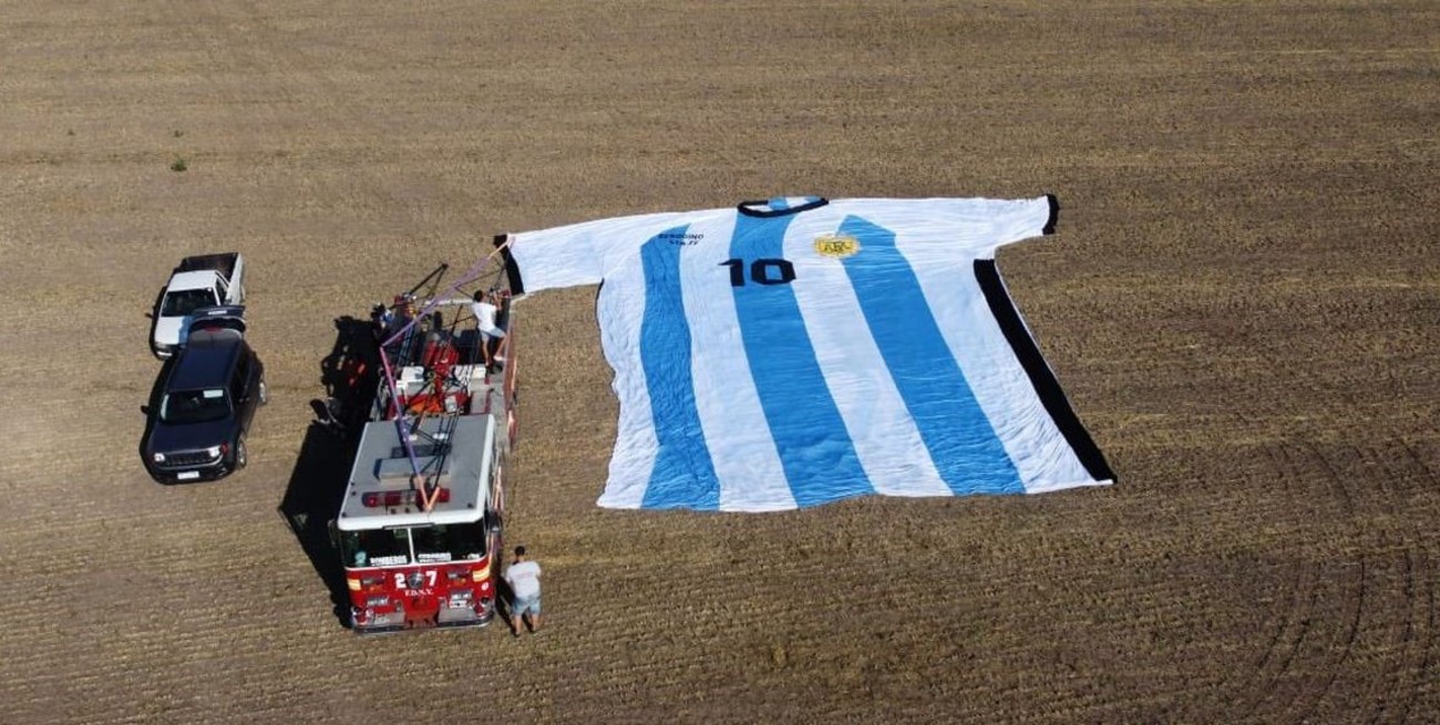 Serodino: crearon una enorme camiseta de Messi y la llevaron en helicóptero a Rosario
