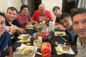 Parte del grupo que comparte con El Litoral en Qatar, en la visita al desierto