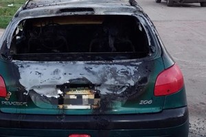 La peor parte se la llevó el dueño de un Peugeot 206 que este domingo amaneció quemado. Créditos: Prensa URI