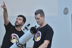 Al infinito y más allá. Dos divulgadores astronómicos afinan los detalles para poder realizar las observaciones astronómicas. Créditos: Manuel Fabatia