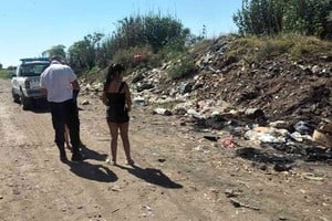 Para evitar estas situaciones, el Estado local trabaja en la educación y concientización de la población, recorriendo casa por casa para informar acerca de la importancia de la correcta disposición de los residuos para el cuidado de la salud y el ambiente. Foto: Municipalidad de Rafaela
