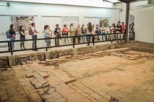 En el marco del curso, la Municipalidad de San Javier convocó al artista Douglas Pereyra, quien pintó un mural alusivo a la Rebelión Mocoví de 1904, con la participación y aportes de los asistentes. Foto: El Litoral