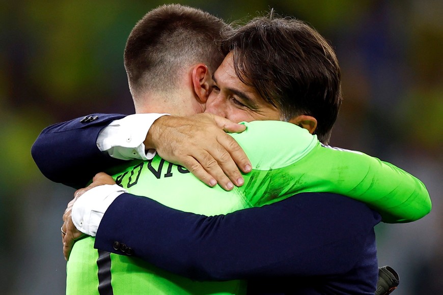 El abrazo con Dominik Livakovic, figura del triunfo ante Brasil. Crédito: Suhaib Salem / Reuters