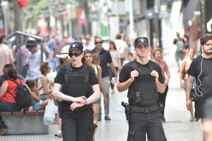 De a pares, los policías caminantes ya refuerzan la seguridad en las áreas comerciales de la capital provincial.  Crédito: Flavio Raina.