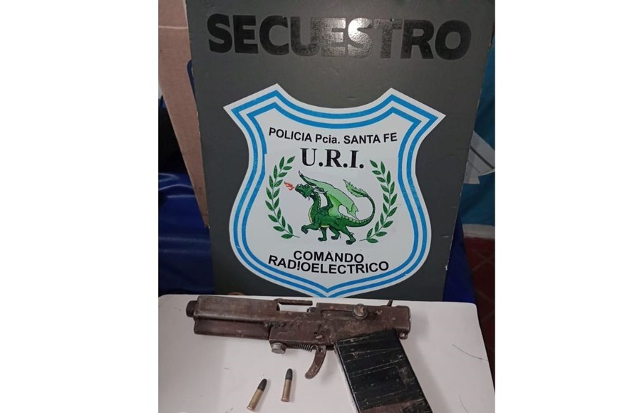 Como resultado del operativo hubo un menor detenido y se secuestró una pistola calibre 22.  Crédito: Prensa URI.