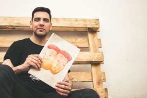 De Marco con el arte de tapa del single (a cargo de Honor Limpio), que representa la dualidad que opera como premisa. Foto: Gentileza producción