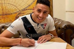 "Caramelo" en Ecuador. El ex jugador de Unión y Racing de Avellaneda, al momento de estampar su firma en la Liga de Quito para el 2023. Foto: El Litoral