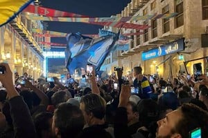 Hinchas argentinos presentes en Qatar realizaron el tradicional banderazo en la previa al partido de Argentina - Croacia.
