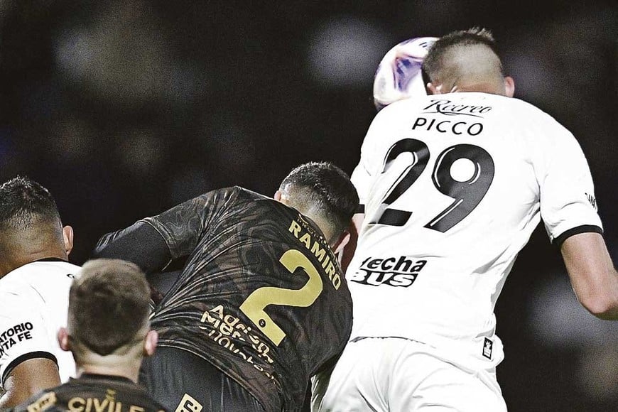 Del Viaducto al Salado. Con apenas 24 años y un puñado de partidos en Primera División, Colón fue a buscar a Leonel Picco como refuerzo para la zona de medios. Ahora, luego de los primeros meses de adaptación al club y la ciudad, espera un 2023 mejor en Santa Fe.  Foto: Matias Napoli