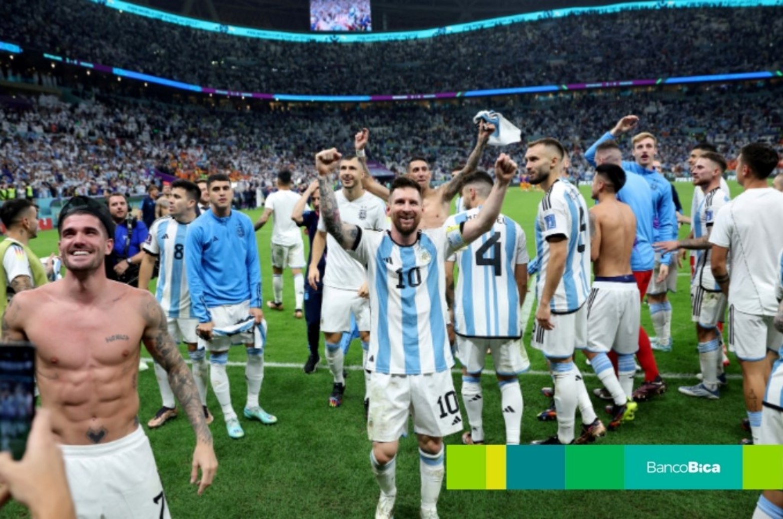 El canto junto a los miles de argentinos en las tribunas. Crédito: Reuters