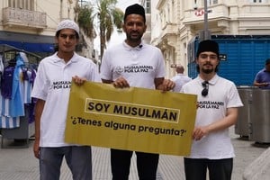 Marwan Gill, en el centro, junto a sus colaboradores musulmanes, en plena recorrida por la peatonal San Martín. Crédito: Andrés Francia.