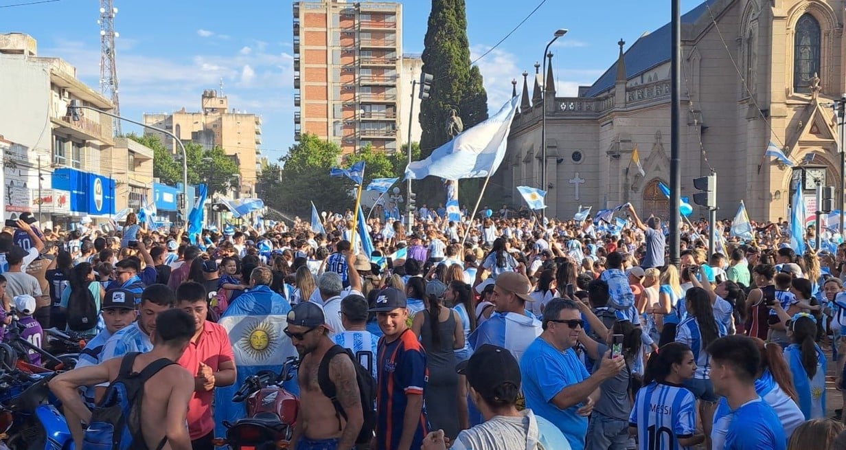 En Venado Tuerto, al igual que siempre, la caravana de gente que llegaba desde las calles 24 de mayo y Belgrano, se reunieron frente a plaza San Martín y la Iglesia Catedral.