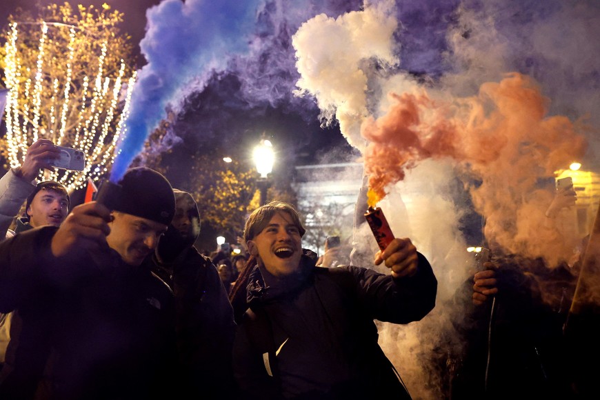 Soccer Football - FIFA World Cup Qatar 2022 - Fans gather in Paris for France v Morocco - Paris, France - December 14, 2022
France fans celebrate with flares on the Champs-Elysees after the match as France progress to the final REUTERS/Gonzalo Fuentes