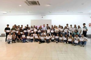Al finalizar, y tras haber intercambiado propuestas con los y las jóvenes, Castellano y Andereggen llevaron a cabo la entrega de diplomas de estudiantes destacados, y los respectivos premios preparados para la ocasión. Foto: Municipalidad