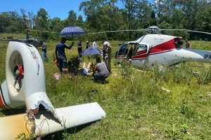 El impacto fue tan fuerte, que al tocar tierra el helicópetero perdió una hélice y una puerta.