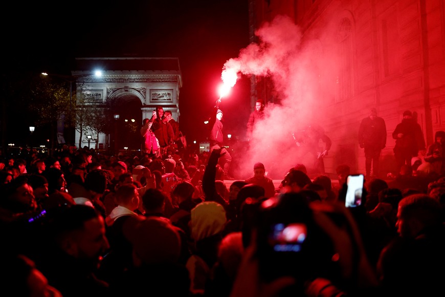 Soccer Football - FIFA World Cup Qatar 2022 - Fans gather in Paris for France v Morocco - Paris, France - December 14, 2022
The Arc de Triomphe is seen as France fans celebrate with flares on the Champs-Elysees after the match REUTERS/Benoit Tessier