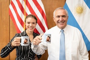 “Qué mirá bobo andá pa´ya", dice la tacita del Embajador, con una imagen del astro argentino. 