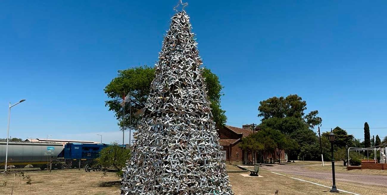 EcoNavidad: el ingenioso arbolito de un pueblo santafesino creado con latitas de aluminio
