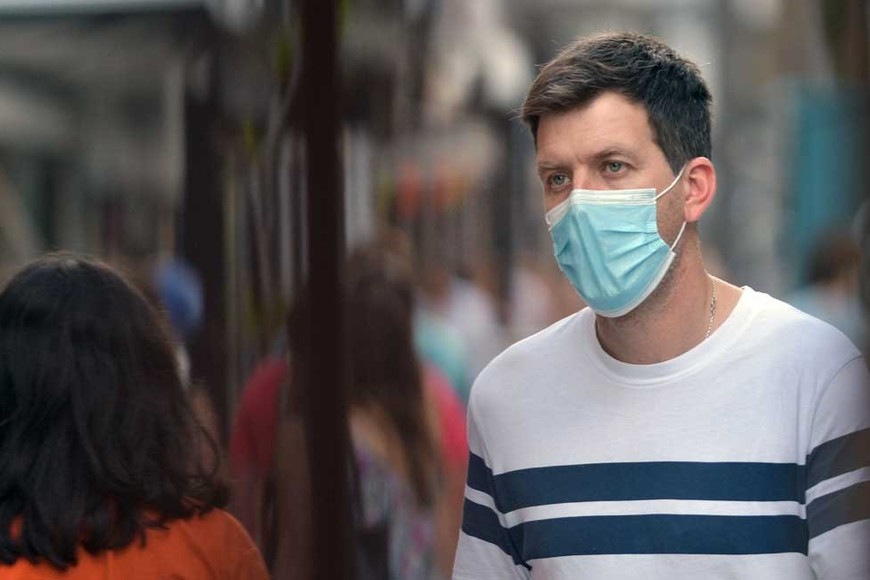 Siguen vigentes las mismas medidas de prevención: lavado de manos, higiene respiratoria, barbijo si se presentan síntomas y ventilación de ambientes. La vacunación es esencial para evitar cuadros graves y muertes. Crédito: Pablo Aguirre