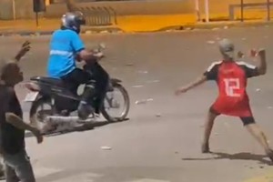 Cabe recordar que durante los disturbios del martes último algunas personas se resguardaron en los locales y hubo intentos de ingresar a los comercios en medio de graves episodios de violencia.