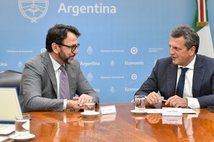 El ministro Sergio Massa junto al embajador Fabrizio Lucentini. Crédito: Prensa Ministerio de Economía