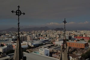 Wildfire smoke is seen covering an area of Santiago, Chile, December 16, 2022. REUTERS/Ivan Alvarado