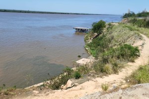 Uno de los desagües de líquidos cloacales, a la altura de avenida Francia y el Río, de las zonas más top de Rosario, donde semanas atrás se formó un manchón oscuro. Crédito: Archivo El Litoral