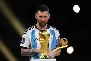 Soccer Football - FIFA World Cup Qatar 2022 - Final - Argentina v France - Lusail Stadium, Lusail, Qatar - December 18, 2022
Argentina's Lionel Messi looks at the World Cup trophy after receiving the Golden Ball award as he celebrates after winning the World Cup REUTERS/Kai Pfaffenbach