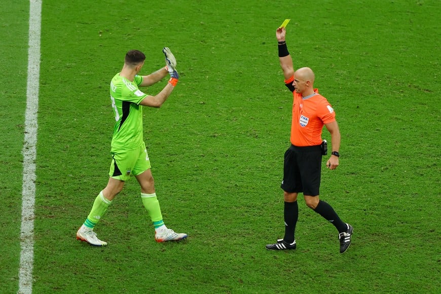 Soccer Football - FIFA World Cup Qatar 2022 - Final - Argentina v France - Lusail Stadium, Lusail, Qatar - December 18, 2022
Argentina's Emiliano Martinez is shown a yellow card by referee Szymon Marciniak during the penalty shootout REUTERS/Molly Darlington