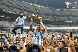Lionel Messi en alzas, al igual que Diego Maradona en el Mundial ganado en 1986. REUTERS/Kai Pfaffenbach
