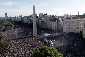 Soccer Football - FIFA World Cup Final Qatar 2022 - Fans in Buenos Aires - Buenos Aires, Argentina - December 18, 2022 
General view as Argentina fans with a Diego Maradona banner celebrate after winning the World Cup by the Obelisco REUTERS/Agustin Marcarian