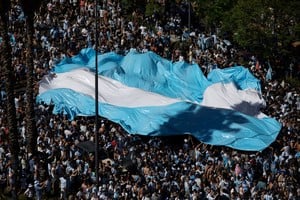 (221218) -- BUENOS AIRES, 18 diciembre 2022 (Xinhua) -- Aficionados celebran el triunfo de Argentina en el partido correspondiente a la final en la Copa Mundial de la FIFA 2022, en una avenida de la ciudad de Buenos Aires, Argentina, el 18 de diciembre de 2022. (Xinhua/Martín Zabala) (mz) (da)