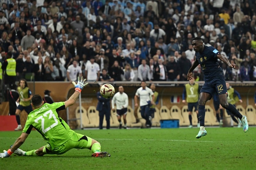 Soccer Football - FIFA World Cup Qatar 2022 - Final - Argentina v France - Lusail Stadium, Lusail, Qatar - December 18, 2022 
France's Randal Kolo Muani misses a chance to score REUTERS/Dylan Martinez