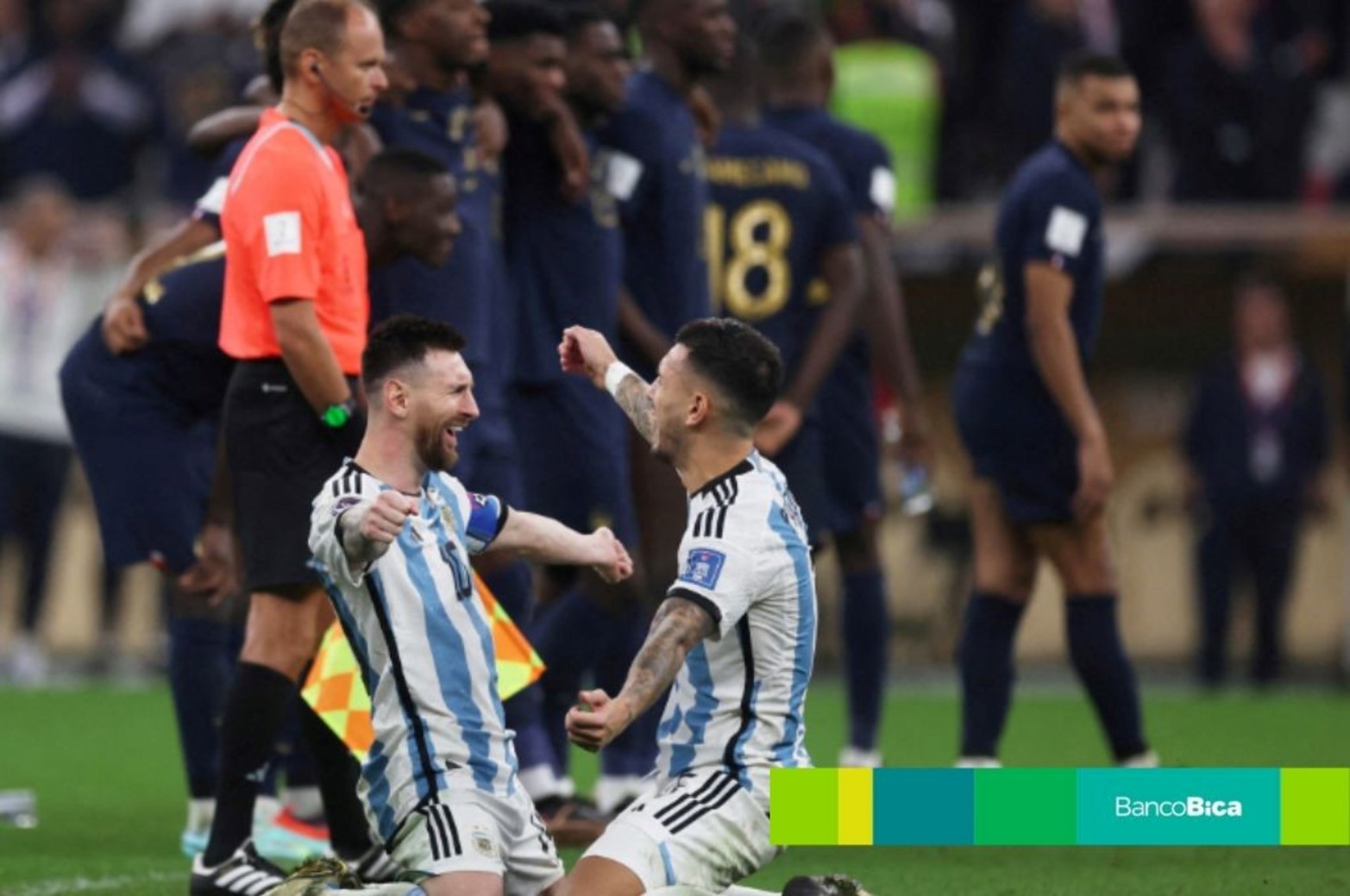 El abrazo de campeón entre Messi y Paredes. Crédito: Reuters